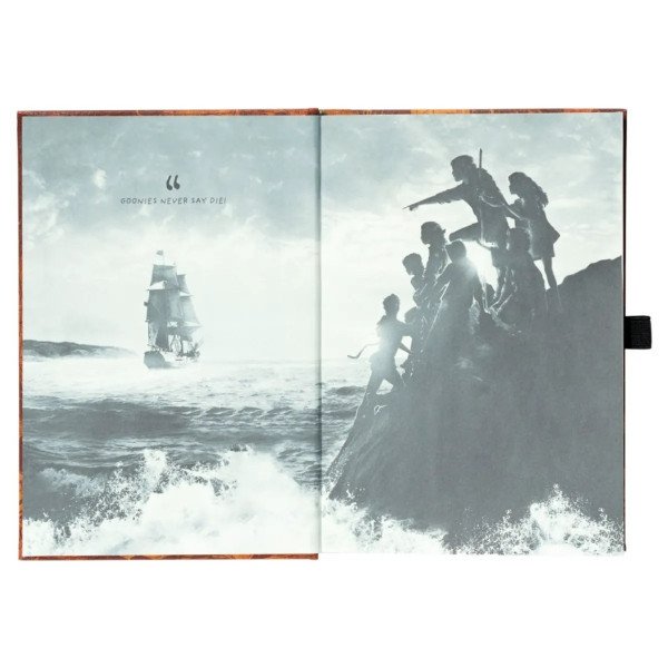 Intérieur illustré du carnet premium A5 Les Goonies avec citation et scène du film.