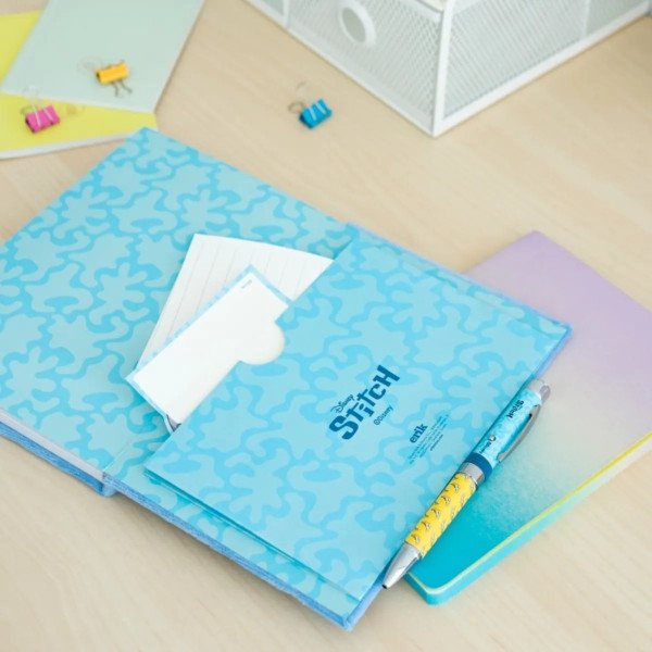 Intérieur du carnet premium A5 Disney Stitch Tropical avec rabat de rangement et stylo projecteur intégré.