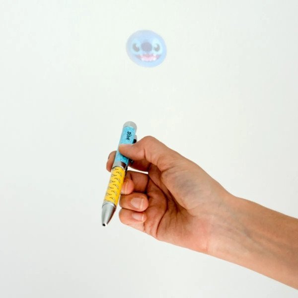 Stylo projecteur Disney Stitch Tropical en fonctionnement projetant le visage de Stitch sur un mur.