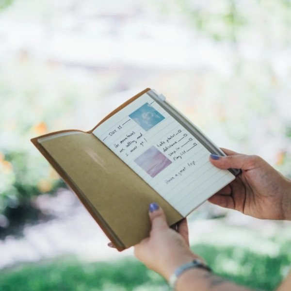 Carnet de voyage Le Seigneur des Anneaux ouvert en extérieur avec pages lignées et rangement transparent