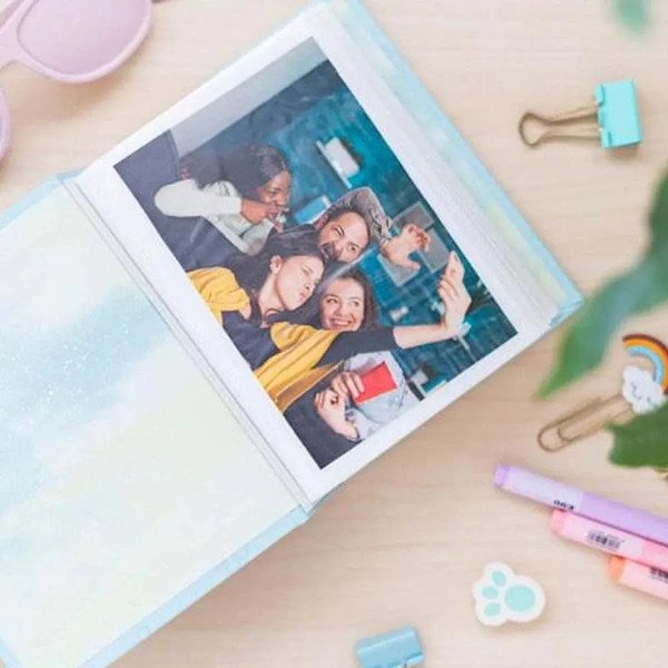 Album photo Disney Stitch 100 pochettes 10x15 cm ouvert avec une photo glissée dans une pochette intérieure