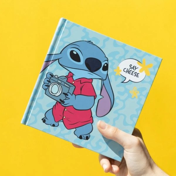 Album photo Disney Stitch Tropical 16x16 cm tenu en main sur fond jaune avec Stitch et appareil photo