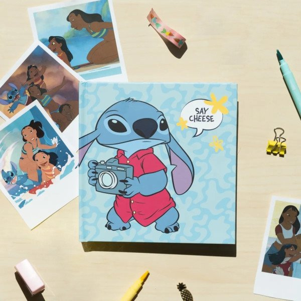 Album photo Disney Stitch Tropical 16x16 cm posé sur bureau avec couverture Say Cheese et photos souvenirs