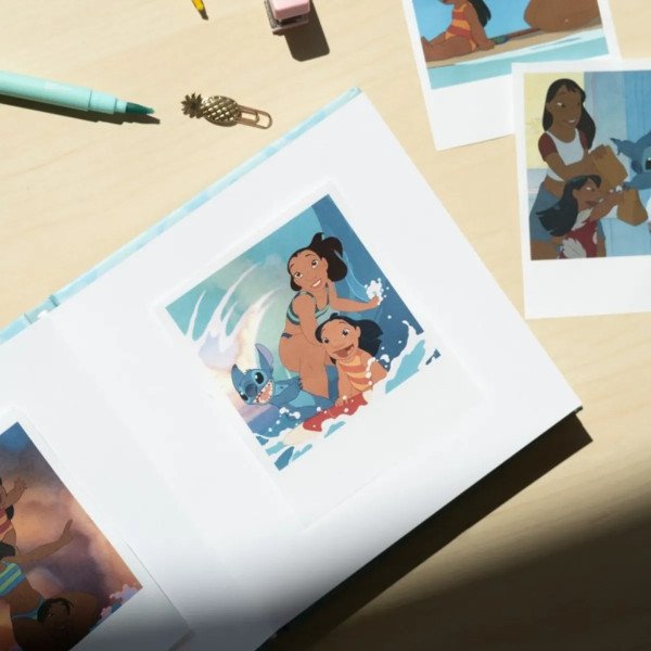 Album photo Disney Stitch Tropical 16x16 cm ouvert avec photo collée sur page adhésive blanche