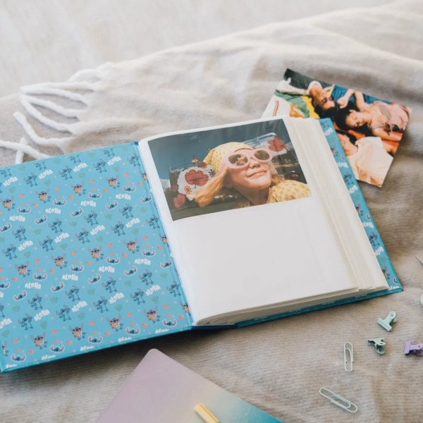 Album photo Disney Stitch 304 pochettes 13x20 cm ouvert avec photo insérée et motifs Aloha à l intérieur