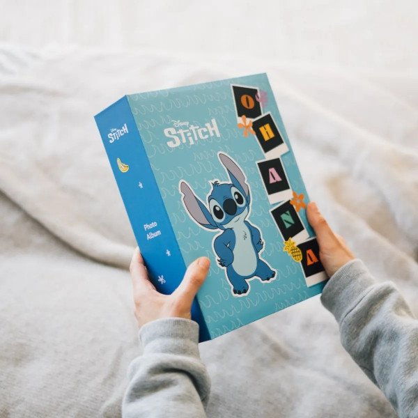 Album photo Disney Stitch 304 pochettes 13x20 cm tenu en main avec couverture Aloha et illustration de Stitch