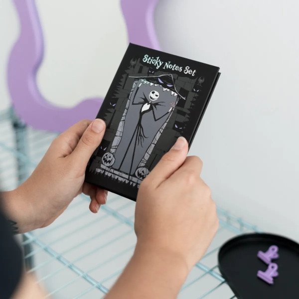 Bloc de notes adhésives Disney L Étrange Noël de Mr Jack tenu en main avec visuel de Jack Skellington