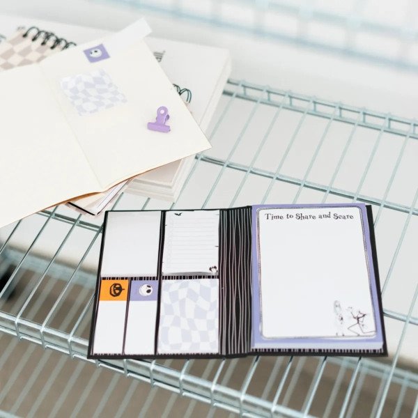 Bloc de notes adhésives Disney L Étrange Noël de Mr Jack ouvert sur un bureau avec feuillets et marque-pages