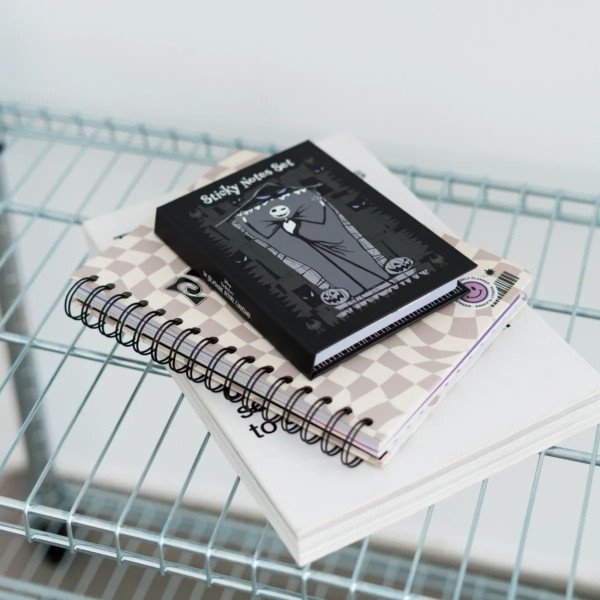 Bloc de notes adhésives Disney L Étrange Noël de Mr Jack posé sur des carnets dans une mise en scène de bureau