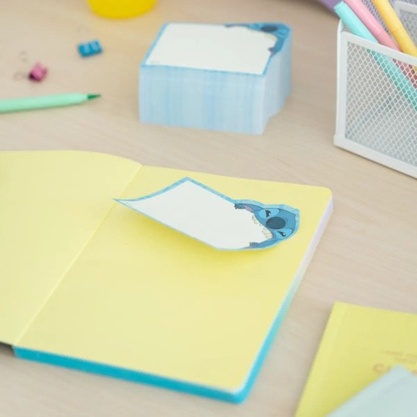 Feuillet adhésif Disney Stitch Tropical posé sur un carnet ouvert