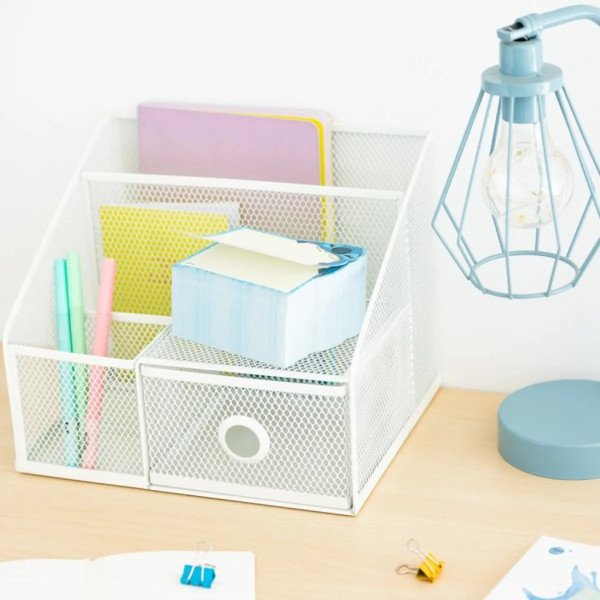 Bloc de notes adhésives Disney Stitch Tropical posé sur un bureau avec lampe et accessoires de papeterie