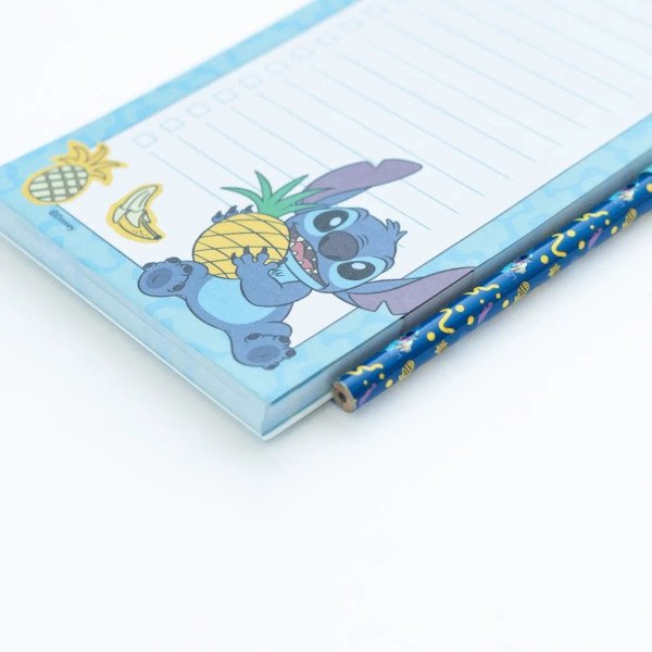 Détail du bloc notes magnétique Disney Stitch Tropical avec Stitch, ananas, banane et crayon assorti