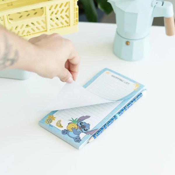 Bloc notes magnétique Disney Stitch Tropical avec feuillets détachables et crayon assorti posé à côté