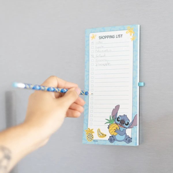 Bloc notes magnétique Disney Stitch Tropical utilisé sur réfrigérateur avec liste de courses et crayon