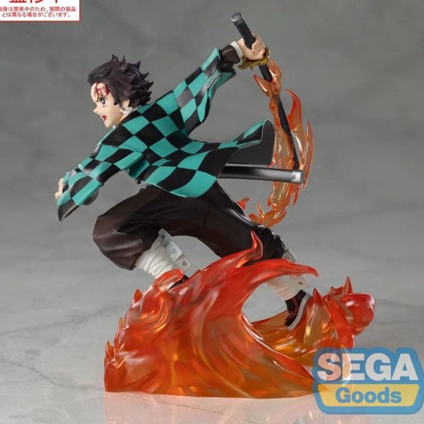 Statuette Tanjiro Kamado Xross Link Anime de Demon Slayer par SEGA vue de dos avec grand effet de flammes
