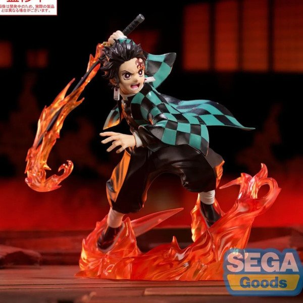 Statuette Tanjiro Kamado Xross Link Anime de Demon Slayer par SEGA en mise en scène avec effet de flammes