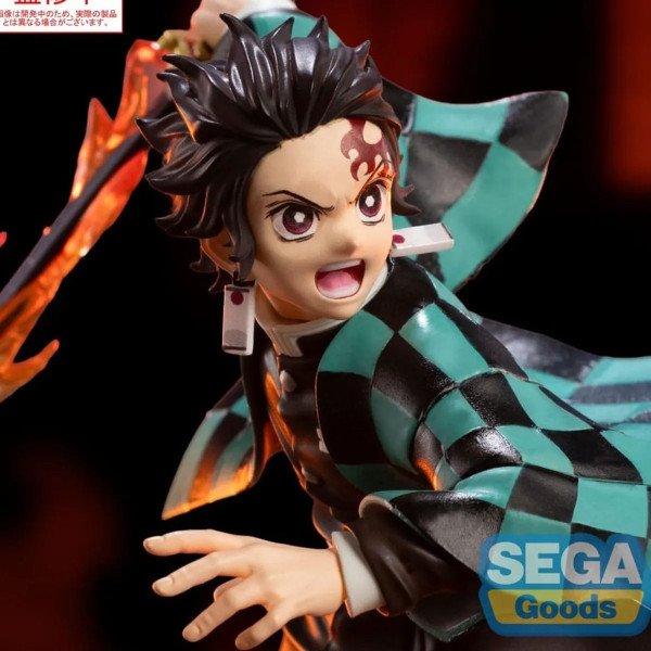 Gros plan sur le visage de la statuette Tanjiro Kamado Xross Link Anime de Demon Slayer par SEGA