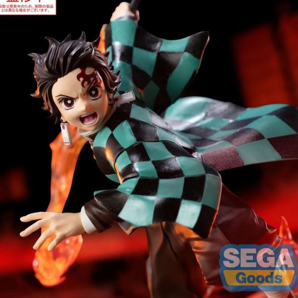 Gros plan sur le haut de la statuette Tanjiro Kamado Xross Link Anime de Demon Slayer par SEGA