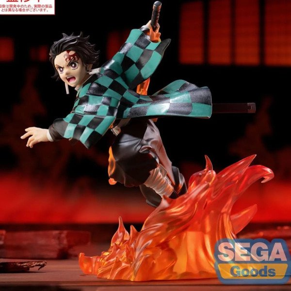 Statuette Tanjiro Kamado Xross Link Anime de Demon Slayer par SEGA vue de profil gauche avec socle flamme