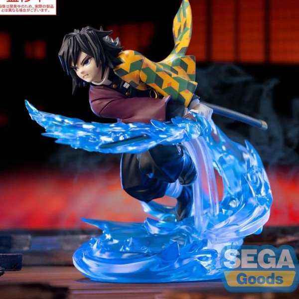 Figurine Giyu Tomioka Xross Link Sega vue de profil en pleine attaque avec effet d’eau Demon Slayer