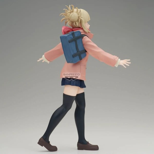 Figurine Himiko Toga My Hero Academia de profil avec sac à dos tenue hivernale Glitter & Glamours