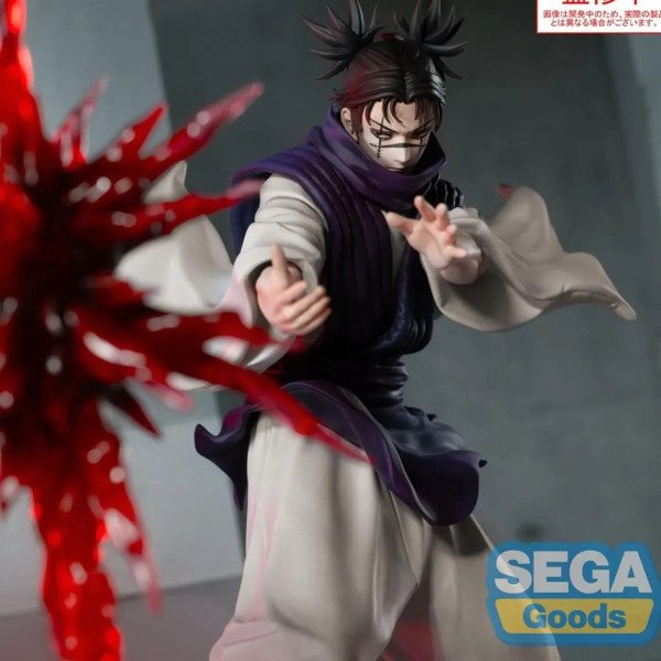 Gros plan figurine Choso Jujutsu Kaisen montrant le visage marqué et la concentration avant attaque