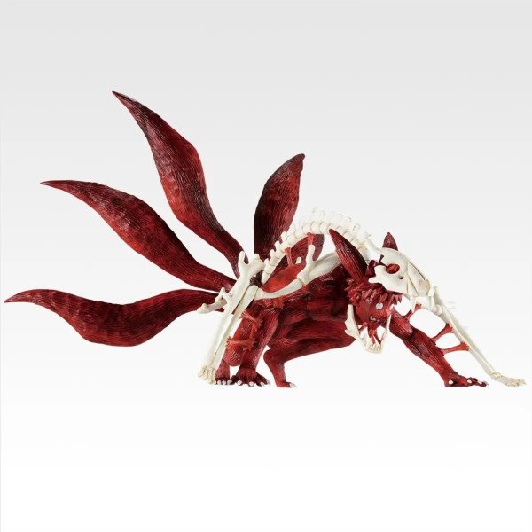 Figurine Kyubi Naruto Shippuden en angle mettant en valeur la posture agressive et les détails osseux