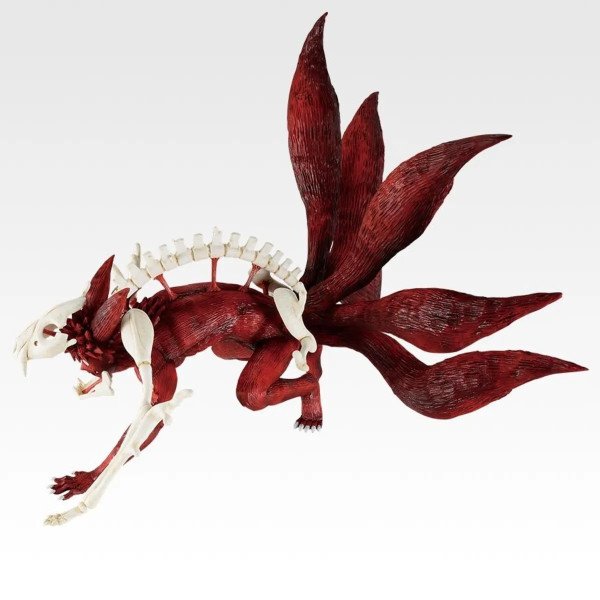Vue de profil figurine Kyubi Naruto Shippuden montrant le corps détaillé et la structure osseuse