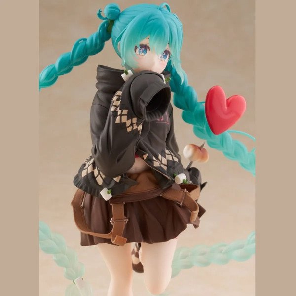 Gros plan en angle figurine Hatsune Miku avec cœur rouge et détails des cheveux turquoise