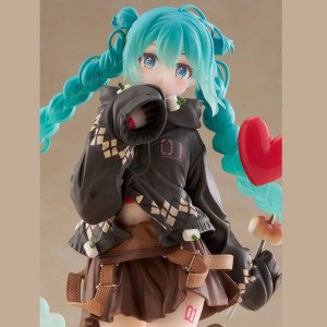 Figurine Hatsune Miku Fashion Outdoor version vue de face avec pose dynamique et cœur rouge 2