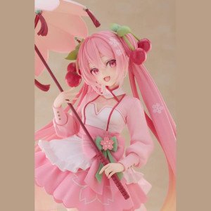 Figurine Sakura Miku AMP tenue rose avec ombrelle japonaise vue de face sur socle bleu 2