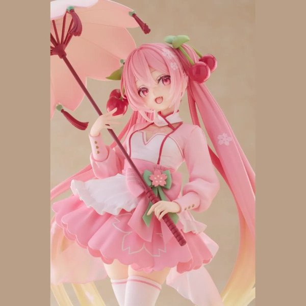 Zoom détaillé sur la figurine Sakura Miku mettant en avant la robe sakura et les finitions délicates