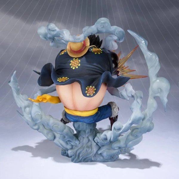Figurine FiguartsZERO Monkey D. Luffy Gear 4 de One Piece vue de dos avec manteau flottant et effets de fumée