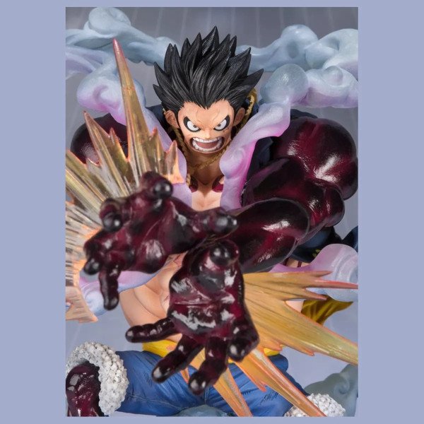 Gros plan sur la figurine FiguartsZERO Monkey D. Luffy Gear 4 de One Piece avec visage et bras en attaque