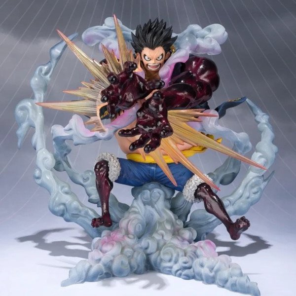 Figurine FiguartsZERO Monkey D. Luffy Gear 4 de One Piece avec effet de fumée et impact vue de face centrée