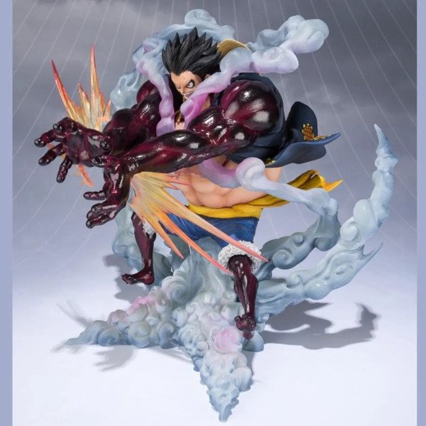 Figurine FiguartsZERO Monkey D. Luffy Gear 4 de One Piece en vue trois quarts gauche avec bras tendus