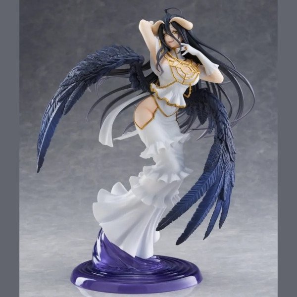 Figurine T-most Albedo Pure White Devil Ver. de Overlord en vue de face centrée sur socle violet