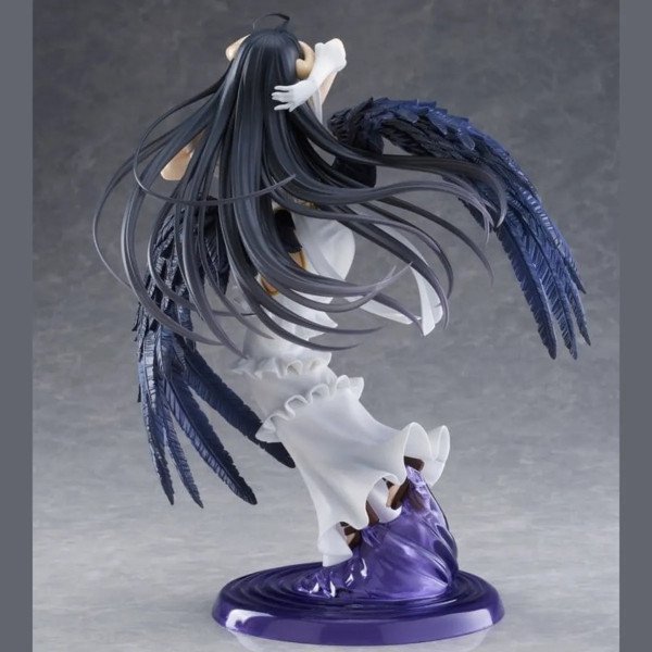 Figurine Albedo Pure White Devil Ver. de Overlord vue de dos avec longue chevelure noire et ailes sombres