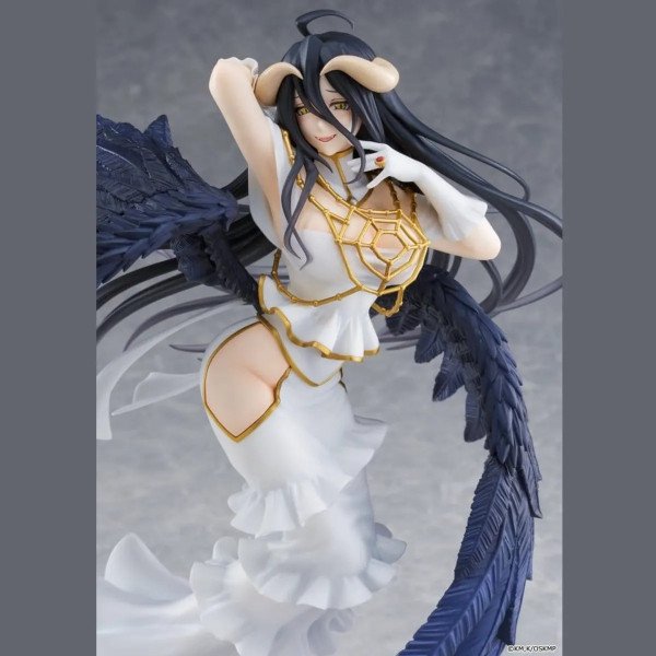 Gros plan trois quarts sur la figurine PVC Albedo Pure White Devil Ver. de Overlord en robe blanche