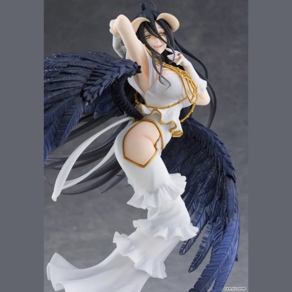 Gros plan sur le visage de la figurine Albedo Pure White Devil Ver. de Overlord avec cheveux noirs et cornes claires