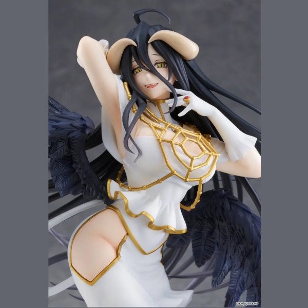 Gros plan sur la figurine Albedo Pure White Devil Ver. de Overlord avec visage, buste et ailes noires