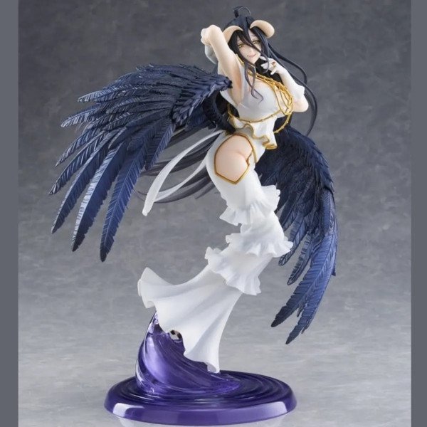 Figurine PVC Albedo Pure White Devil Ver. de Overlord en profil droit avec ailes noires et base violette