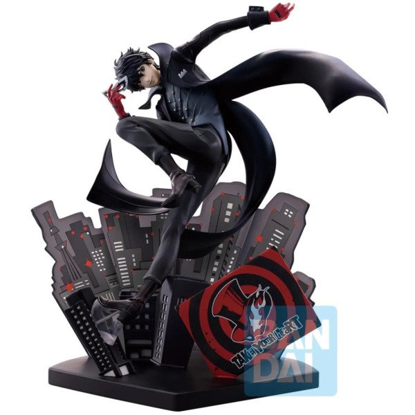 Figurine Joker de Persona 5 The Royal en plein saut avec masque en main devant un décor urbain stylisé