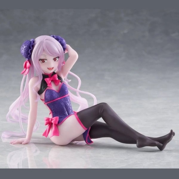 Figurine Shalltear Bloodfallen de Overlord assise en légère vue de face avec collants noirs et cheveux rose pâle