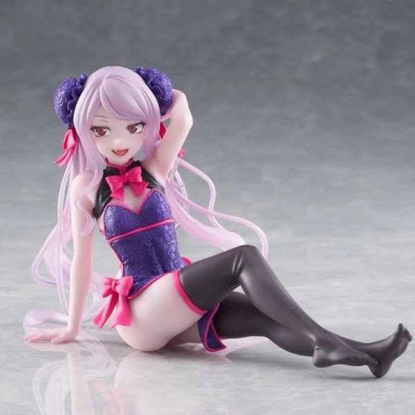 Figurine Shalltear Bloodfallen Desktop Cute Chinese Dress Ver. en vue trois quarts gauche assise sur fond gris