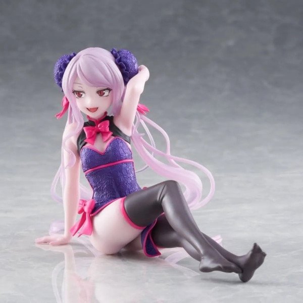 Figurine Shalltear Bloodfallen de Overlord assise en vue trois quarts droite avec jambe repliée