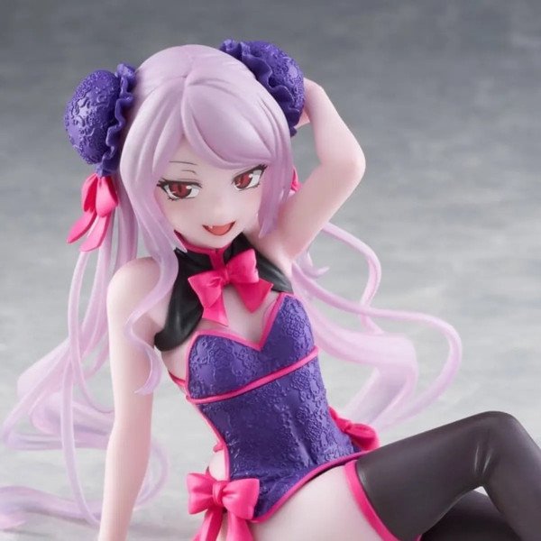 Gros plan trois quarts sur le visage de Shalltear Bloodfallen avec coiffure rose et ornements violets