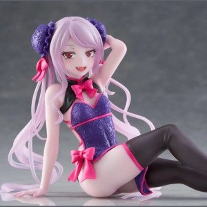 Figurine Shalltear Bloodfallen de Overlord assise en légère vue de face avec collants noirs et cheveux rose pâle 2