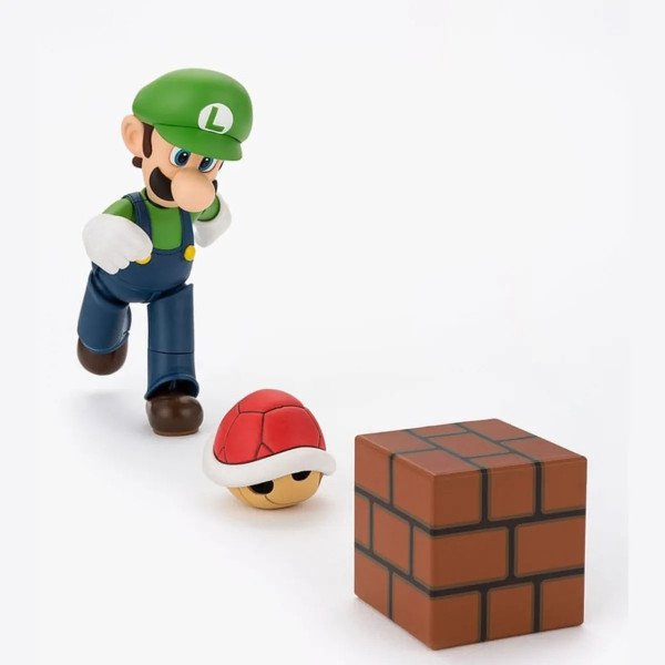 Luigi S.H. Figuarts de Super Mario face à une carapace rouge et un bloc brique, avec accessoires de jeu