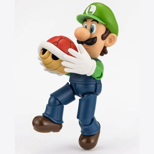 Luigi S.H. Figuarts de Super Mario tenant une carapace rouge dans une pose dynamique